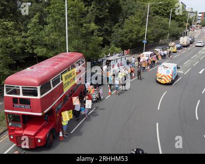 Les habitants d’Uxbridge et de Hiliingdon organisent une manifestation pour protester contre le projet d’extension de la zone ULEZ de Sadiq Khan. Photo prise le 9 juillet 2023 Banque D'Images