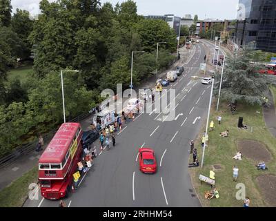 Les habitants d’Uxbridge et de Hiliingdon organisent une manifestation pour protester contre le projet d’extension de la zone ULEZ de Sadiq Khan. Photo prise le 9 juillet 2023 Banque D'Images