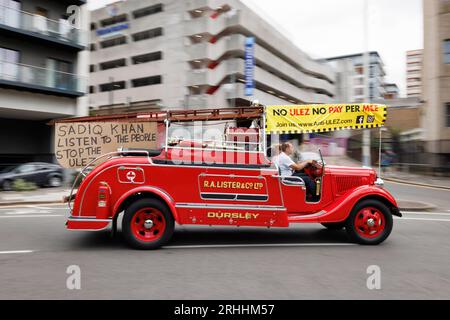 [Modèle de voiture identifié] les habitants d’Uxbridge et Hiliingdon organisent une manifestation pour protester contre le projet d’extension de la zone ULEZ de Sadiq Khan. Pic Banque D'Images