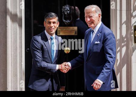 Le président des États-Unis Joe Biden visite Downing Street, reçu ce matin par le Premier ministre britannique Rishi Sunak. Photo prise le 10 juillet Banque D'Images