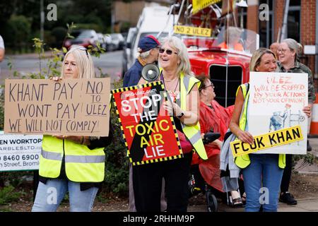 Manifestation anti-Ulez à Bromley, dans l'est de Londres cet après-midi. Photo : les manifestants lèvent des pancartes. Photo prise le 12 août 2023. © Belinda jiao jiao Banque D'Images