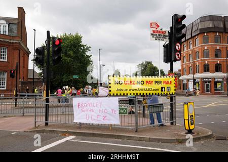 Manifestation anti-Ulez à Bromley, dans l'est de Londres cet après-midi. Sur la photo : les bannières sont placées à une jonction. Photo prise le 12 août 2023. © Belinda Jiao Banque D'Images