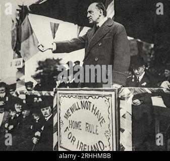 Photographie du début du 20e siècle d'Edward Carson (1854-1935), sur le sentier de la campagne. Homme politique, avocat et juge unioniste irlandais, qui a été procureur général et solliciteur général de l'Angleterre, du pays de Galles et de l'Irlande. À partir de 1905, Carson est à la fois député de l'Alliance unioniste irlandaise pour la circonscription de l'Université de Dublin et chef du Conseil unioniste d'Ulster à Belfast. Malgré son Carson a été vaincu dans son ambition de maintenir l'Irlande dans son ensemble en Union avec la Grande-Bretagne. Banque D'Images