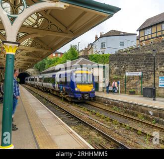 Train ferroviaire du Nord arrivant quai une gare de Knaresborough, Knaresborough, North Yorkshire, Angleterre, Royaume-Uni Banque D'Images