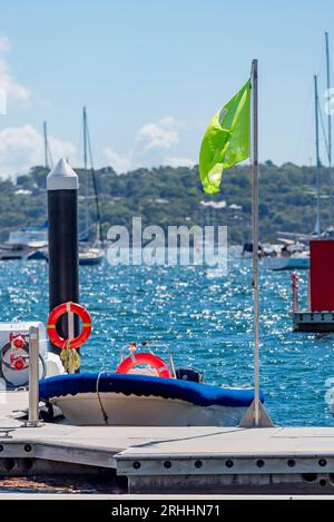 Un petit bateau ouvert en époxy amarré ou attaché à une marina dans le port de Sydney, Nouvelle-Galles du Sud, Australie Banque D'Images