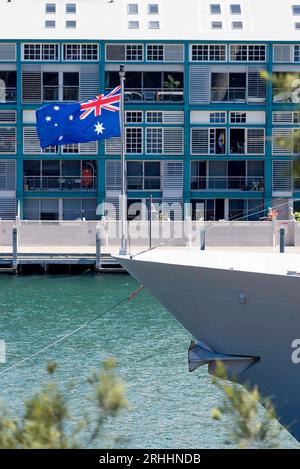 Le drapeau national australien volant à la proue du HMAS Arunta amarré à Garden Island à Sydney, en Australie Banque D'Images