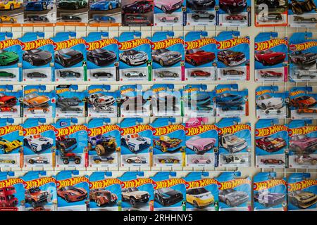 Doha, Qatar - 17 août 2023 : assortiment de Hot Wheels moulé sous pression modèle de voiture cardé pour la série Hot Wheels. Hot Wheels est une échelle moulée sous pression voitures de jouet par Am Banque D'Images