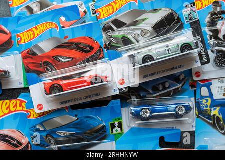 Doha, Qatar - 17 août 2023 : assortiment de Hot Wheels moulé sous pression modèle de voiture cardé pour la série Hot Wheels. Hot Wheels est une échelle moulée sous pression voitures de jouet par Am Banque D'Images