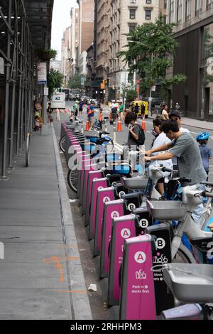 New York, NY, États-Unis - 12 août 2023 - met station de location de vélos sur 27th Street Banque D'Images
