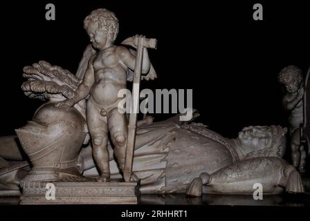 Tombe de Philibert II (1480 - 1504), duc de Savoie et époux de Marguerite d'Autriche (1480 - 1530), à l'intérieur de l'église abbatiale du monastère royal de Brou, Bourg-en-Bresse, Auvergne-Rhône-Alpes, France. La tombe a été conçue par le sculpteur allemand Conrad ou Conrat Meit (1480-1550). Marguerite d'Autriche reconstruit le monastère de Brou au début des années 1500 pour commémorer son défunt mari et pour répondre aux souhaits de la mère de Philibert, Marguerite de Bourbon (1438 - 1483). Banque D'Images