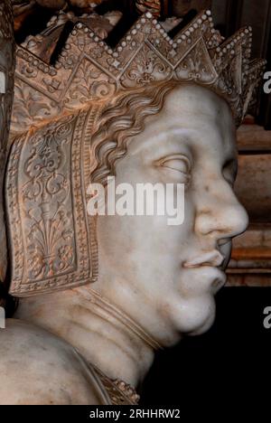 Pivoté de 90 degrés vers la droite. Chef de Marguerite d'Autriche (1480 - 1530), duchesse de Savoie et régente des pays-Bas, représentée comme une femme d'âge moyen, par le sculpteur allemand Conrad ou Conrat Meit (1480-1550). Sur le tombeau de Marguerite dans l’église abbatiale du monastère royal de Brou à Bourg-en-Bresse, Auvergne-Rhône-Alpes, France. Marguerite reconstruit le monastère de Brou pour commémorer son défunt mari Philibert II (1480 - 1504), duc de Savoie, et pour répondre aux souhaits de la mère de Philibert, Marguerite de Bourbon (1438 - 1483). Banque D'Images