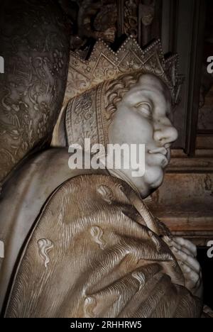 Pivoté de 90 degrés vers la droite. Tête et épaules de Marguerite d'Autriche (1480 - 1530), duchesse de Savoie et régente des pays-Bas, représentée comme une femme d'âge moyen, par le sculpteur allemand Conrad ou Conrat Meit (1480-1550). Sur le tombeau de Marguerite dans l’église abbatiale du monastère royal de Brou à Bourg-en-Bresse, Auvergne-Rhône-Alpes, France. Marguerite reconstruit le monastère de Brou pour commémorer son défunt mari Philibert II (1480 - 1504), duc de Savoie, et pour répondre aux souhaits de la mère de Philibert, Marguerite de Bourbon (1438 - 1483). Banque D'Images