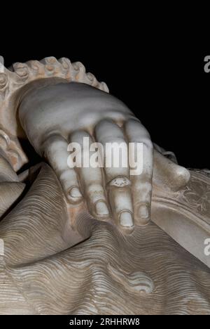 Main de Marguerite d'Autriche (1480 - 1530), duchesse de Savoie et régente des pays-Bas, représentée comme une femme d'âge moyen par le sculpteur allemand Conrad ou Conrat Meit (1480-1550). Sur le tombeau de Marguerite dans l’église abbatiale du monastère royal de Brou à Bourg-en-Bresse, Auvergne-Rhône-Alpes, France. Marguerite reconstruit le monastère de Brou pour commémorer son défunt mari Philibert II (1480 - 1504), duc de Savoie, et pour répondre aux souhaits de la mère de Philibert, Marguerite de Bourbon (1438 - 1483). Banque D'Images