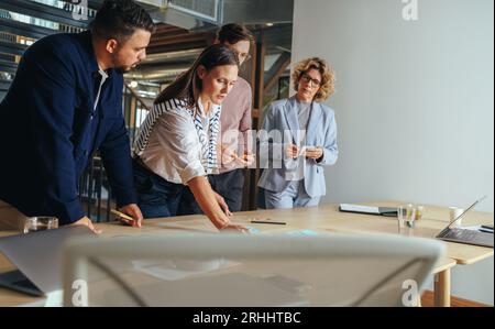 Agence de publicité brainstorming avec des notes adhésives dans un bureau. Professionnels créatifs discutant des idées d'affaires dans une réunion. équipe commerciale Banque D'Images