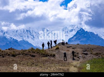 Randonneurs regardant la vue sur la chaîne de montagnes de la Cordillera Blanca depuis la Cordillera Negra à Wilcacocha, près de Huaraz, Pérou Banque D'Images