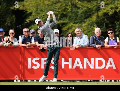 Tom McKibbin s'éloigne le 1e jour de l'ISPS HANDA World Invitational au Galgorm Castle Golf Club dans le comté d'Antrim, en Irlande du Nord. Date de la photo : jeudi 17 août 2023. Banque D'Images