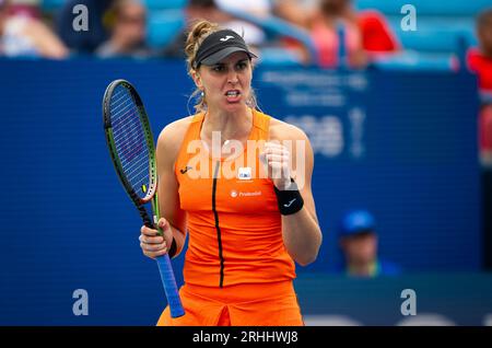 Beatriz Haddad Maia, du Brésil, en action lors du premier tour de l'Open Western & Southern 2023, tournoi de tennis WTA 1000, le 15 août 2023 à Cincinnati, aux États-Unis Banque D'Images