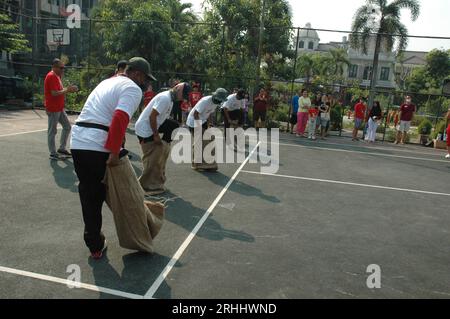 Jakarta - 17 2023 août : compétition de courses de sacs pour célébrer le 78e jour de l'indépendance indonésienne Banque D'Images