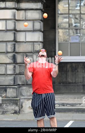 Édimbourg, Écosse, Royaume-Uni. 17 août 2023. Edinburgh Fringe : alors que The Fringe approche la fin de la deuxième semaine, le Royal Mile est toujours occupé par les visiteurs et les artistes. Crédit : Craig Brown/Alamy Live News Banque D'Images