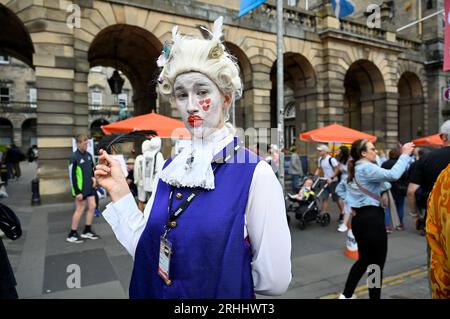 Édimbourg, Écosse, Royaume-Uni. 17 août 2023. Edinburgh Fringe : alors que The Fringe approche la fin de la deuxième semaine, le Royal Mile est toujours occupé par les visiteurs et les artistes. Montrez The School for scandal, une comédie de manières dans le Londres du 18e siècle à theSpace @ Niddry St. Crédit : Craig Brown/Alamy Live News Banque D'Images