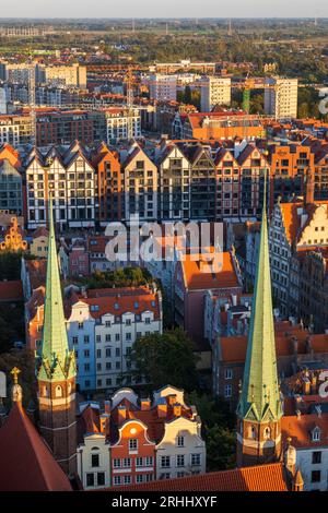 Vue au-dessus de la vieille ville de la ville de Gdańsk au coucher du soleil en Pologne, flèches de la basilique Sainte-Marie. Banque D'Images