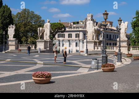 Piazza del Campidoglio sur la colline du Capitole dans la ville de Rome, Italie. Statues de Castor et Pollux. Banque D'Images