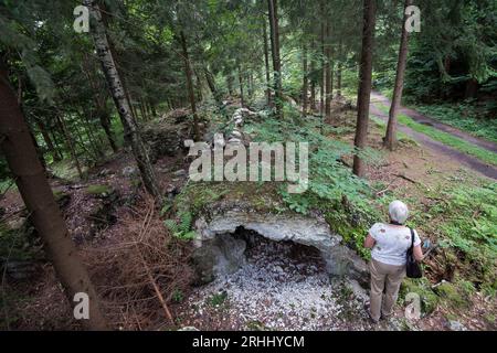 Des milliers de sacs fossilisés de ciment au dépôt de matériaux de construction près du complexe Wlodarz du projet Riese à Gluszyca, Pologne. En 1943 Allemagne nazie Banque D'Images