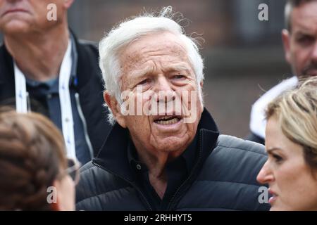 Oswiecim, Pologne. 18 avril 2023. Homme d'affaires américain Robert Kraft pendant la marche des vivants à l'ancien camp de la mort nazi-allemand Auschwitz-Birkenau Banque D'Images