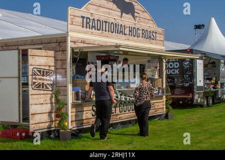 Traiteurs événementiels. Barbecue de porc rôti. Rôti traditionnel de viandes de porc 'Pig Pickin' cuisant sur une rôtisserie au Southport Flower Show, 2023 Banque D'Images