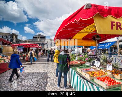 CONCARNEAU MARCHÉ OCCUPÉ EN PLEIN AIR produits frais français sur l'affichage jour de marché en place avec marché couvert en arrière-plan Concarneau Bretagne France Banque D'Images