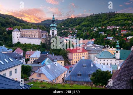 Banska Stiavnica, Slovaquie. Image du paysage urbain de la ville historique de Banska Stiavnica, République slovaque au coucher du soleil d'été. Banque D'Images