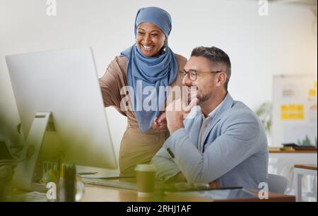 Formation, aide et informatique avec des gens d'affaires au bureau pour la créativité, la diversité et le coaching. Travail d'équipe, collaboration et feedback avec les employés Banque D'Images