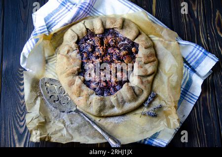 Photographie culinaire de cours de dessert avec de délicieuses prunes, croûte de tarte dans le style vintage Banque D'Images