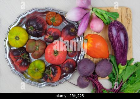 Divers légumes. Betteraves, tomates, échalotes, aubergines. Style campagnard. Agriculture et récolte. Vue de dessus. Banque D'Images