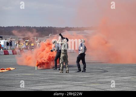 Farnborough, Hants, Royaume-Uni. 17 août 2023. Scènes du premier jour du salon de l'automobile britannique sur l'aéroport international de Farnborough OPS : les boulons de foudre, l'équipe d'exposition de parachutes ArmyÕs prépare leurs collègues à tomber du ciel crédit : Motofoto/Alamy Live News Banque D'Images