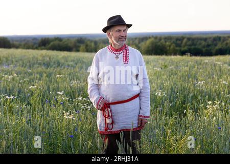 Homme local en costumes folkloriques estoniens traditionnels de seto habillé pour célébrer la fête nationale estonienne appelée Jaanipaev ou leedopaev, Estonie Banque D'Images