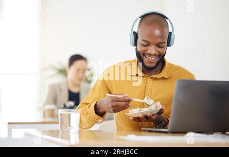 Nourriture, livraison et homme noir heureux avec ordinateur portable dans le bureau pour la pause déjeuner, manger et repas. Sushi, brunch et Manager africain en ligne avec positif Banque D'Images