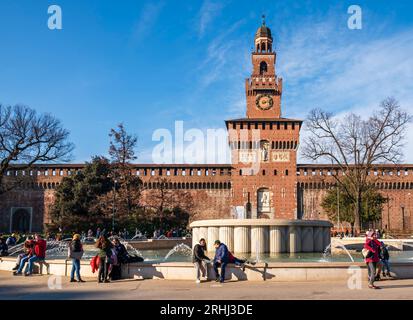 Milan, Italie - 5 janvier 2023 : Tour centrale du château de Sforza, connue sous le nom de Torre del Filarete Banque D'Images