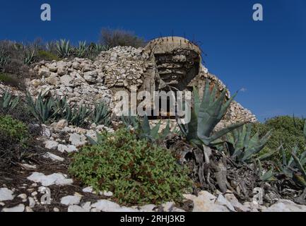 Ancienne et abandonnée Artillerie et position de mortier avec entrée de bunker sur la pente d'Une montagne par la mer Banque D'Images