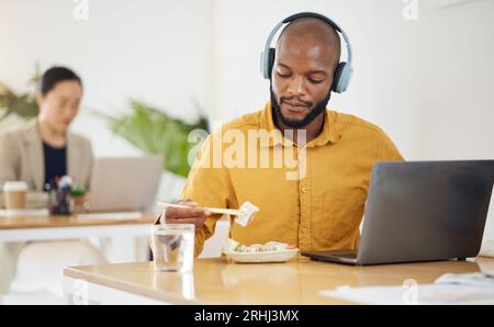 Livraison, restauration rapide et homme noir avec ordinateur portable au bureau pour la pause déjeuner, manger et repas. Sushi, brunch et Manager africain en ligne avec positif Banque D'Images