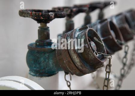 Vannes de bouche d'incendie en laiton rouillé avec bouchon de fixation pour se connecter au tuyau d'eau utilisé dans l'industrie offshore. Banque D'Images