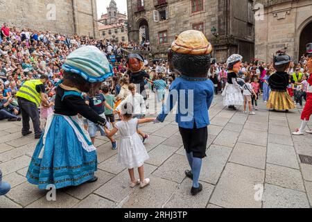 Santiago de Compostelle, Espagne. Les têtes géantes du Desfile de Cabezudos (Parade des têtes géantes) le jour de Dia del Apostol (jour des apôtres) Banque D'Images
