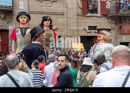 Santiago de Compostelle, Espagne. Les têtes géantes du Desfile de Cabezudos (Parade des têtes géantes) le jour de Dia del Apostol (jour des apôtres) Banque D'Images