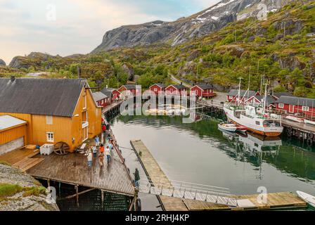 Touristes au Village Nusfjorden, île Flagstadoy, Lofoten, Norvège Banque D'Images