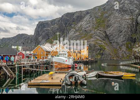 Touristes au Village Nusfjorden, île Flagstadoy, Lofoten, Norvège Banque D'Images