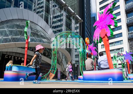 Londres, Royaume-Uni. 17 août 2023. Météo au Royaume-Uni : les travailleurs de la ville apprécient le soleil et les températures de 23C à l'heure du déjeuner encouragés à s'asseoir et passer du temps à OA-515, une installation en dehors de City point à Moorgate, en place jusqu'en septembre, par Space Objekt, un studio de design basé à Singapour comprenant Tina Fung et Ashraf Razaque, qui ont créé le travail pour le promoteur immobilier Brookfield Properties. Les prévisions météorologiques sont pour des températures plus chaudes la semaine prochaine. Crédit : Stephen Chung / Alamy Live News Banque D'Images