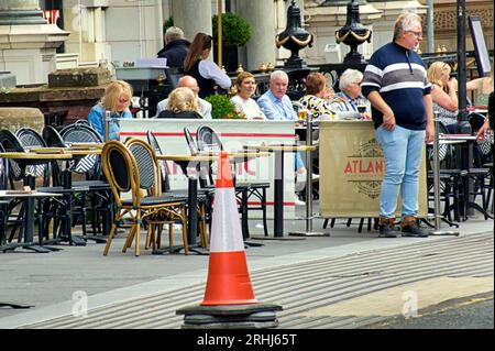 Glasgow, Écosse, Royaume-Uni. 17 août 2023. UK Météo : ensoleillé dans la ville a vu les habitants et les touristes dans les rues de la ville. Crédit Gerard Ferry/Alamy Live News Banque D'Images