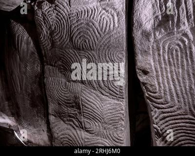 GAVRINIS GROTTE SOMBRE SCULPTURES INTÉRIEUR CLOSE-UP Bretagne France, cairn préhistorique, dolmen, tombe en pierre sèche, avec le célèbre et symbolique de l'âge de pierre mystérieux sculptures. Un des exemples les plus remarquables de la première apparition de l'architecture dans le monde occidental. Cairn de Gavrinis Cale de Penn-Lannic Sagemor larmor baden, Bretagne France (Megalithes du Morbihan) Banque D'Images