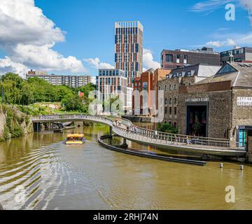 Bristol Ferry Boats bateau-bus naviguant sous Castle Bridge à travers le port flottant de Bristol Banque D'Images