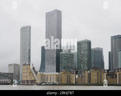 Le centre financier de Canary Wharf de la rive sud de la Tamise à Londres au Royaume-Uni par un jour gris et sombre Banque D'Images